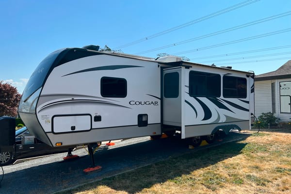 White Family Luxury Trailer for 8