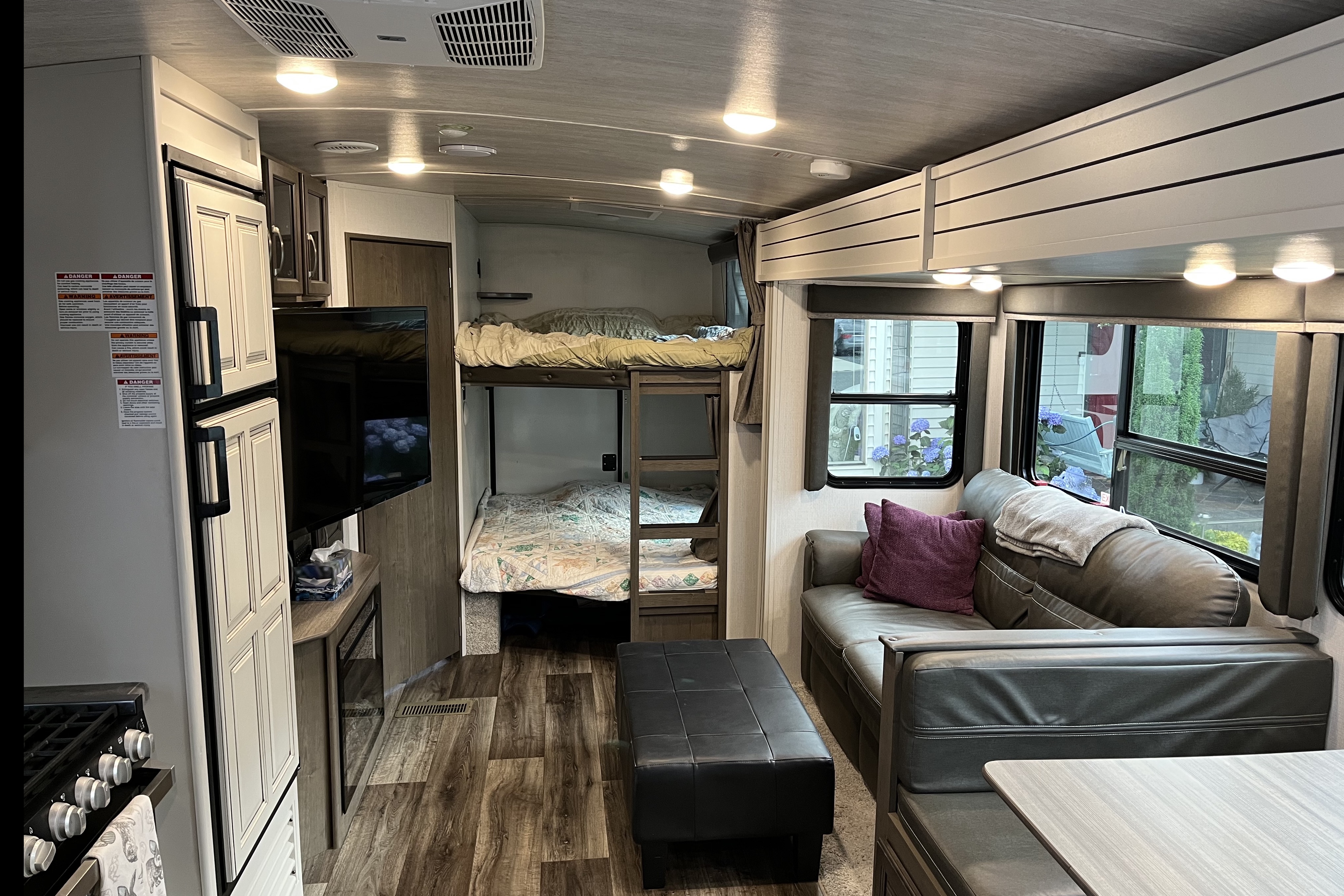 White Family Luxury Trailer for 8