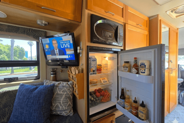 Leisure Travel Vans Free Spirit - Mercedes Sprinter - 23mpg