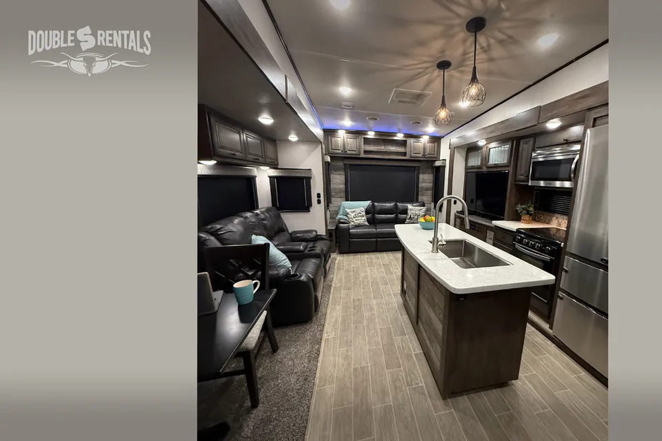 BIGHORN Private King Master, tons of Closet Space, Loft, Bonus Room, Kitchen Island