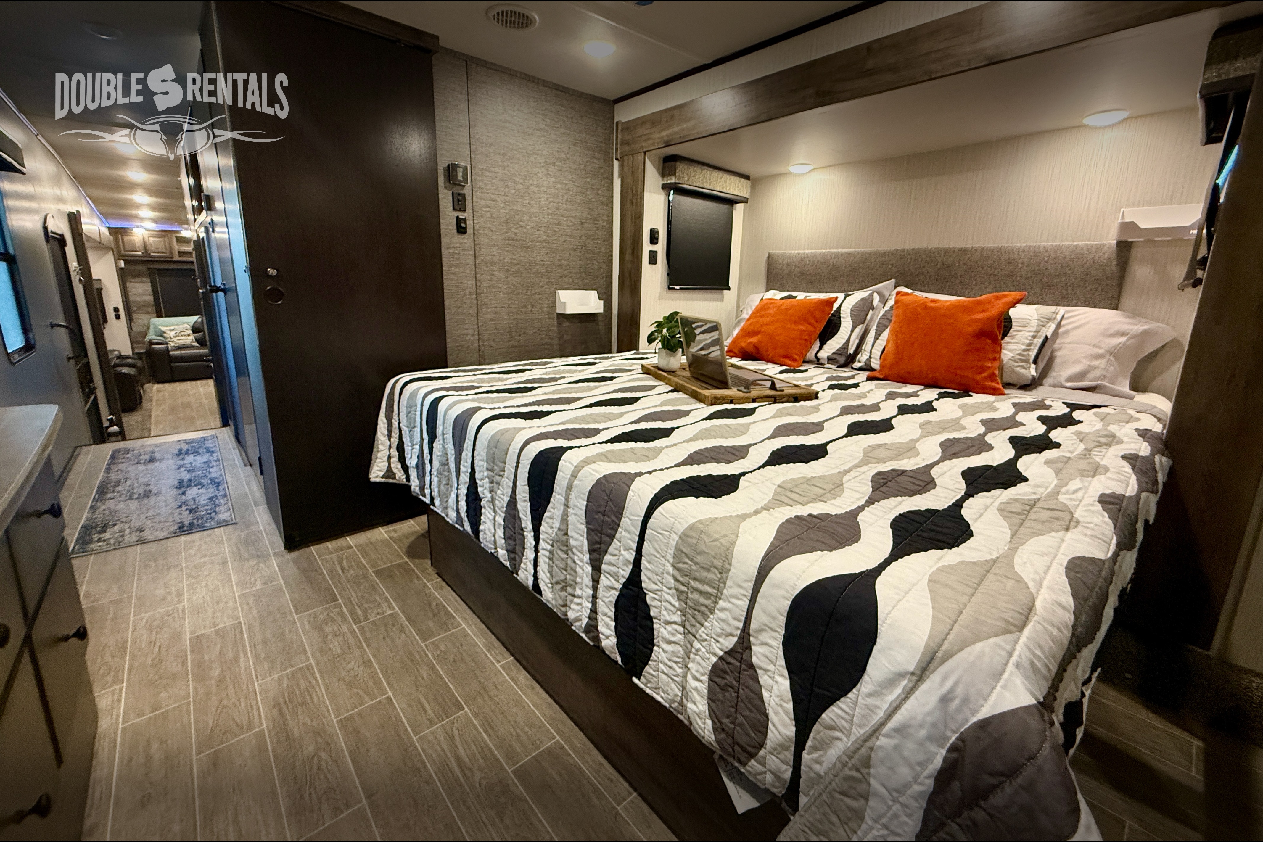 BIGHORN Private King Master, tons of Closet Space, Loft, Bonus Room, Kitchen Island