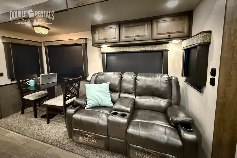BIGHORN Private King Master, tons of Closet Space, Loft, Bonus Room, Kitchen Island
