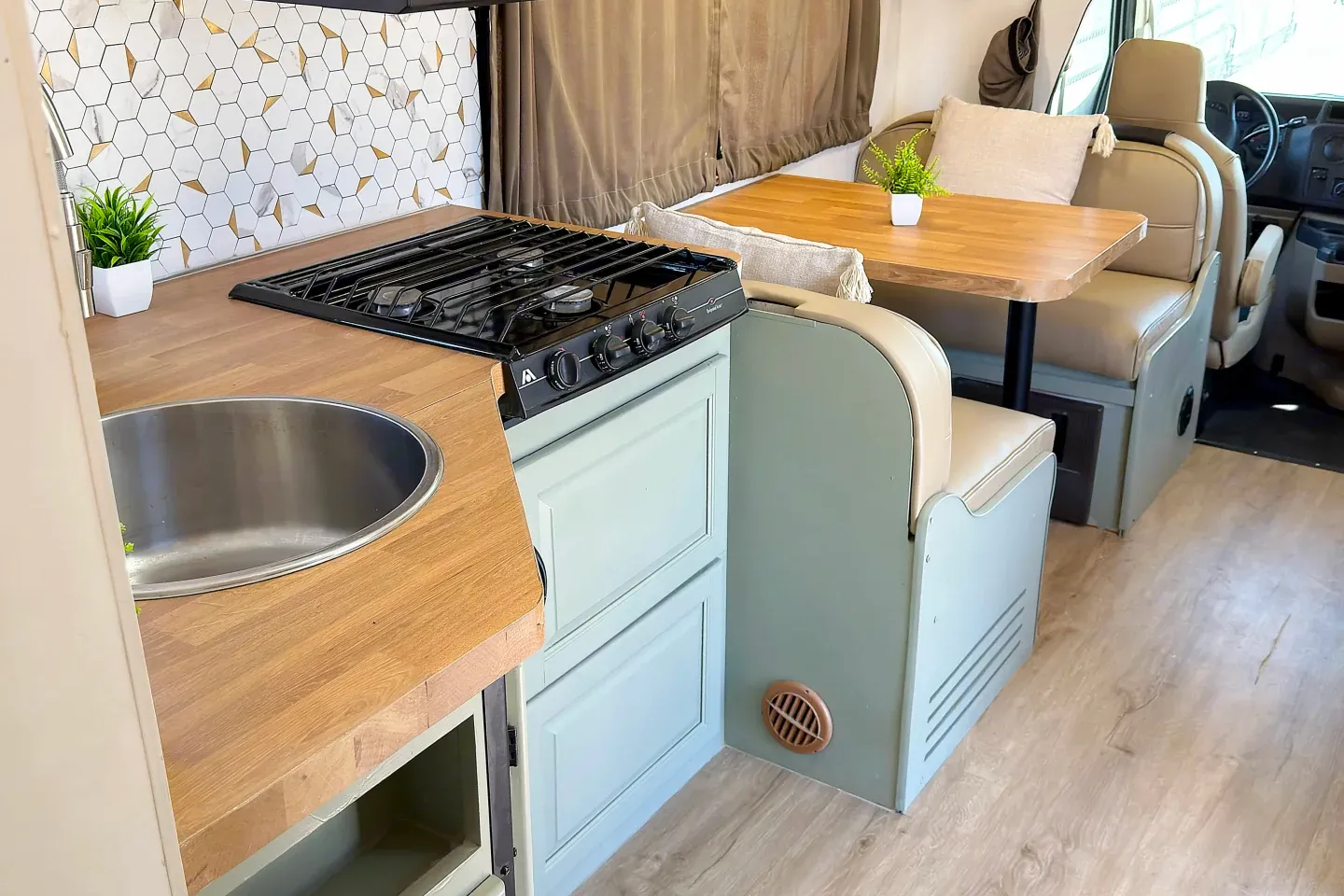 (#5) Las Vegas RV Rental – Class C, Sleeps 8 | Burning Man, Festival