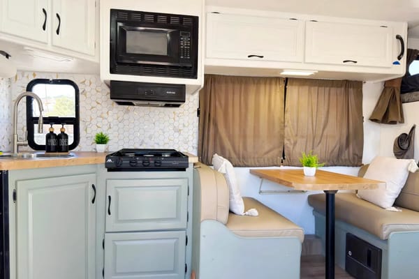 (#5) Las Vegas RV Rental – Class C, Sleeps 8 | Burning Man, Festival