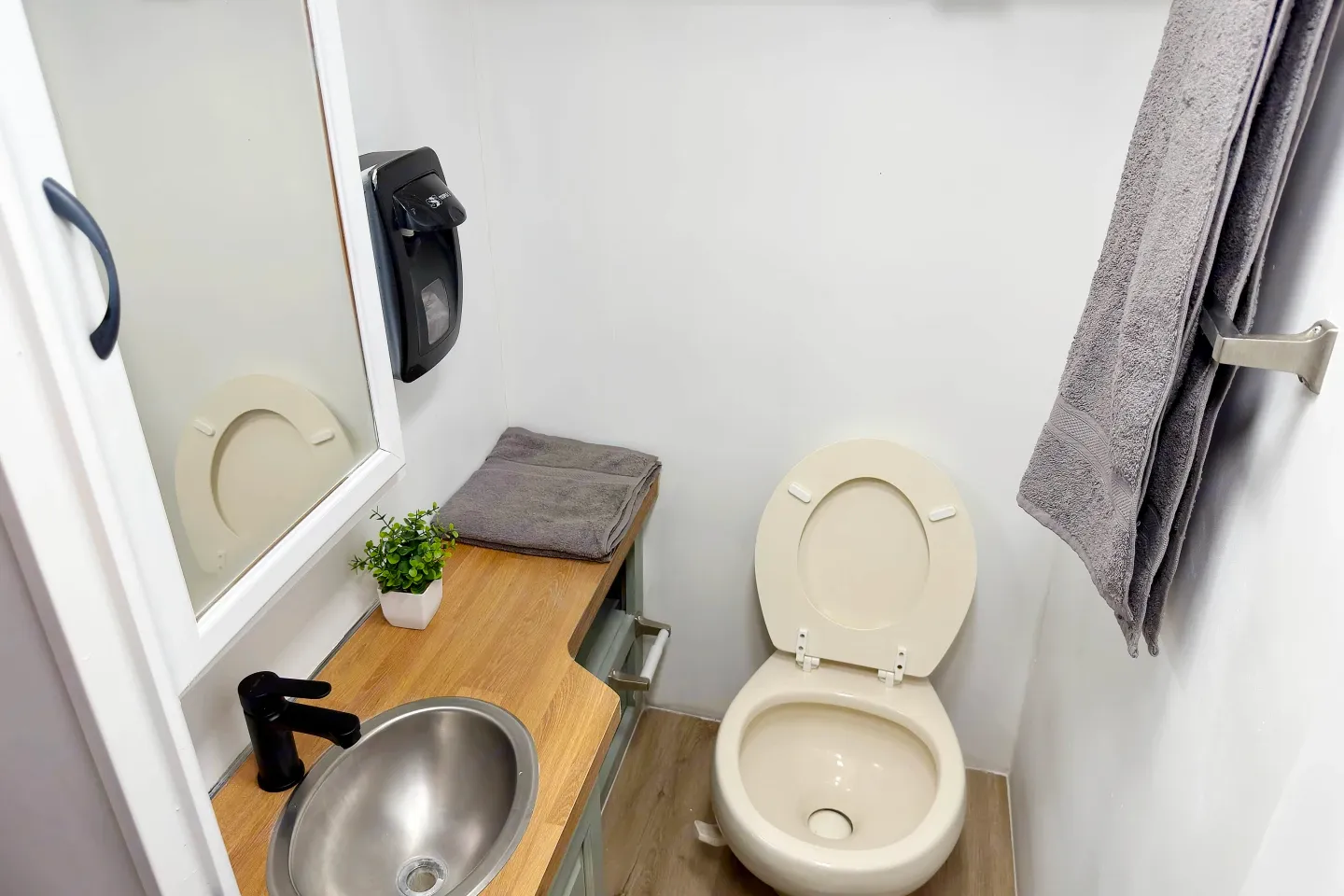 (#5) Las Vegas RV Rental – Class C, Sleeps 8 | Burning Man, Festival