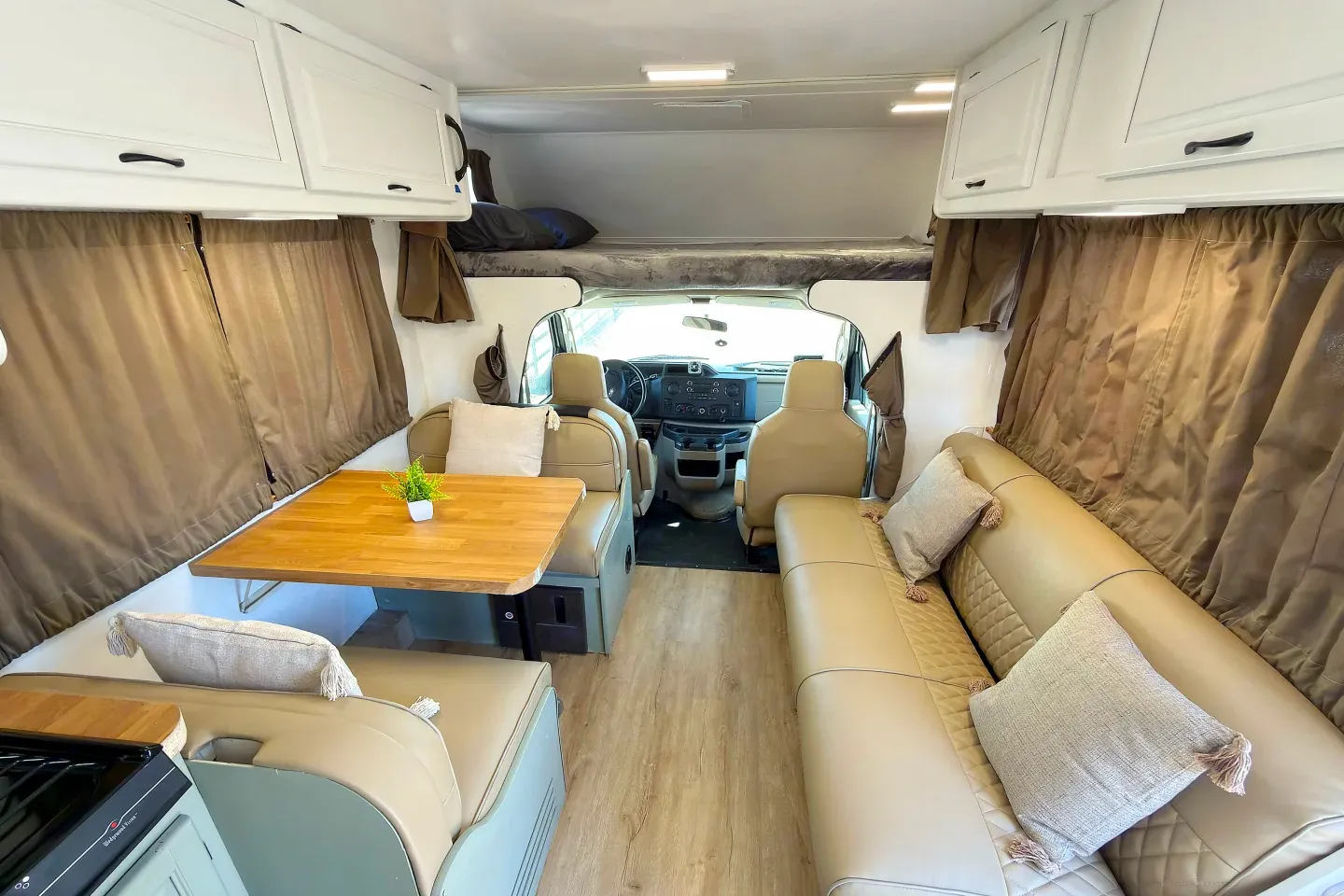 (#5) Las Vegas RV Rental – Class C, Sleeps 8 | Burning Man, Festival