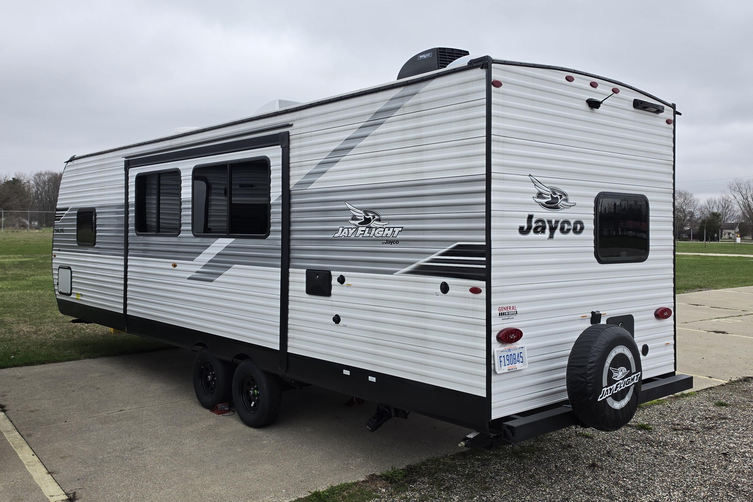 "High Flyer" 2025 Jayco Jay Flight SLX 32' 263BHS Bunkhouse