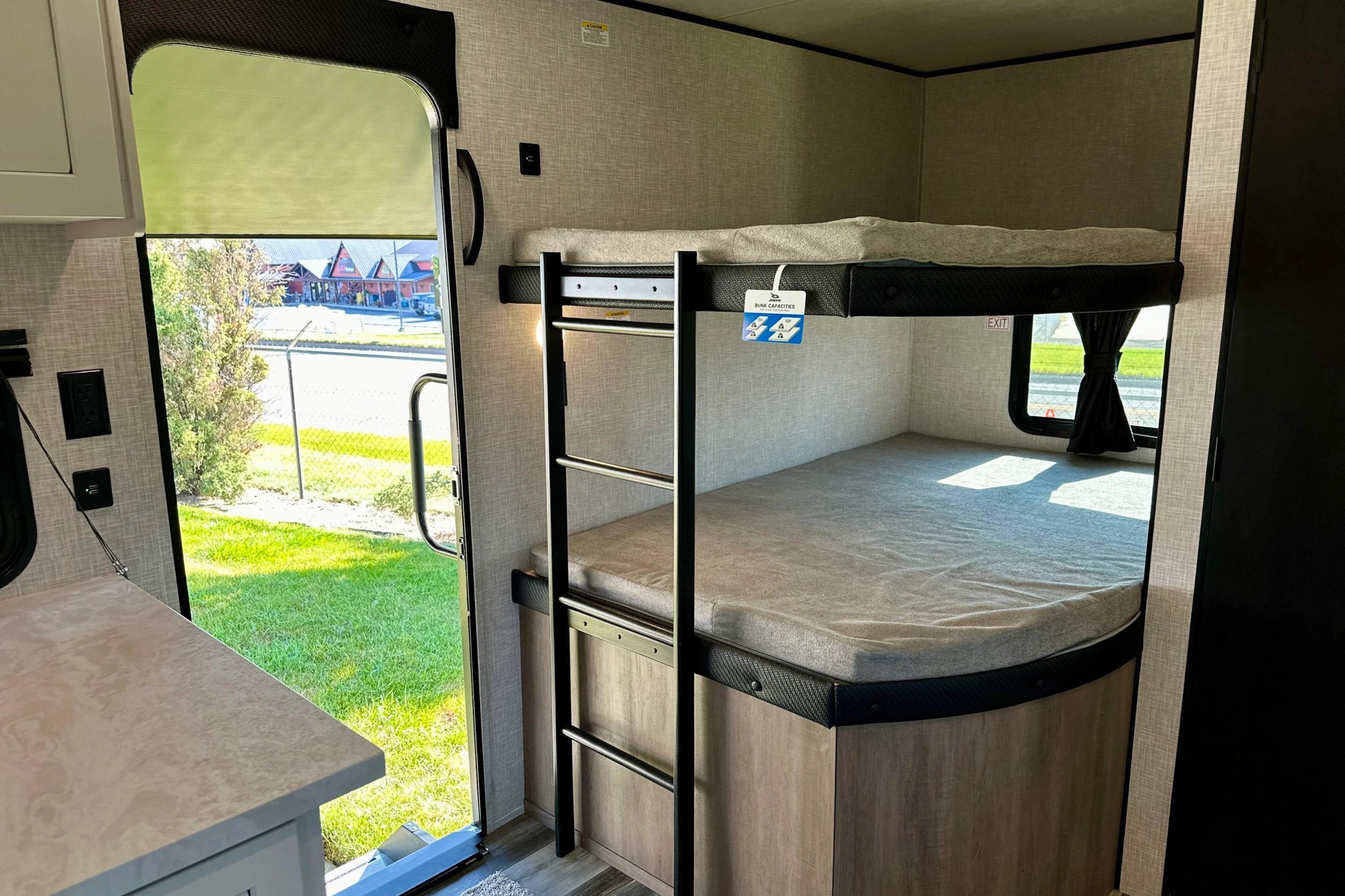 "High Flyer" 2025 Jayco Jay Flight SLX 32' 263BHS Bunkhouse