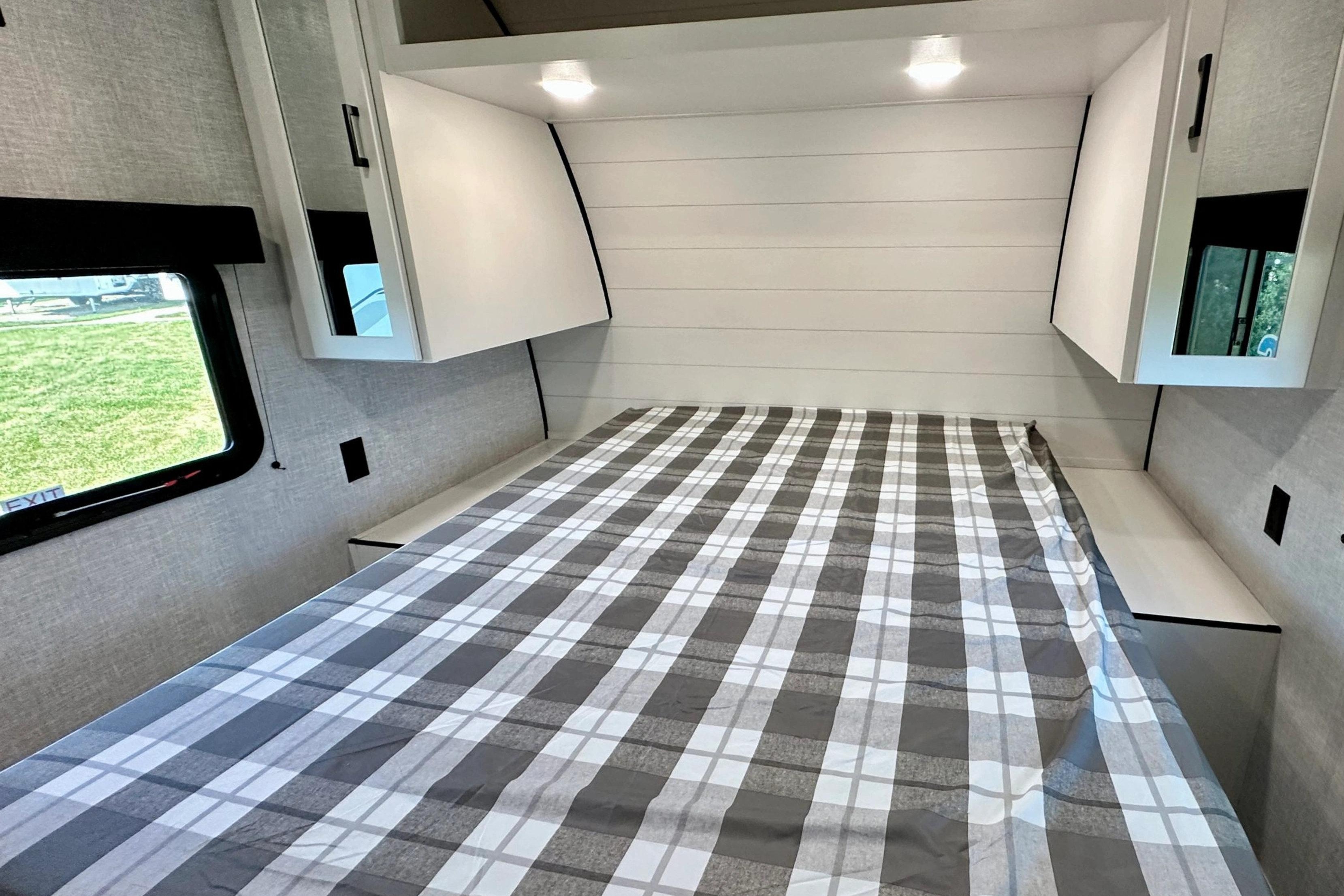 "High Flyer" 2025 Jayco Jay Flight SLX 32' 263BHS Bunkhouse