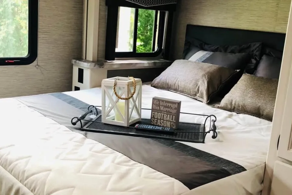 Ultimate Glamping-Thor Motor Coach Chateau 24F Class C
