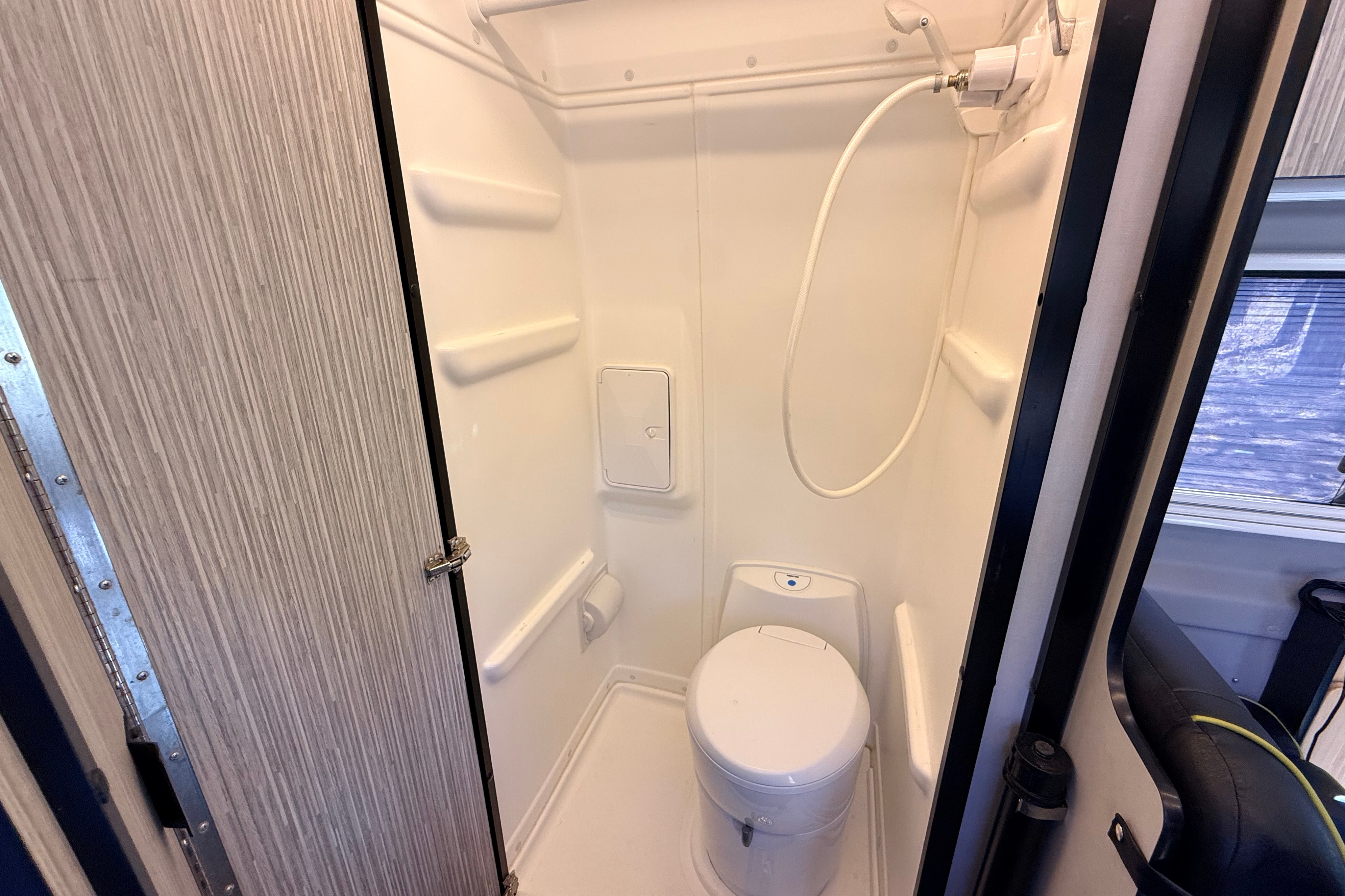 Winnebago Revel 44E Class B