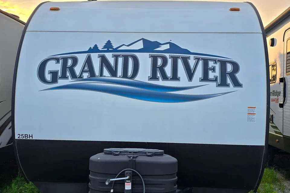 Sunny's 2025 Grand River 25BH Travel Trailer