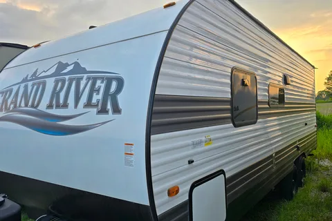 Sunny's 2025 Grand River 25BH Travel Trailer