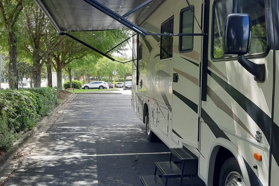 Rakesh's Coachmen 29DS Class A