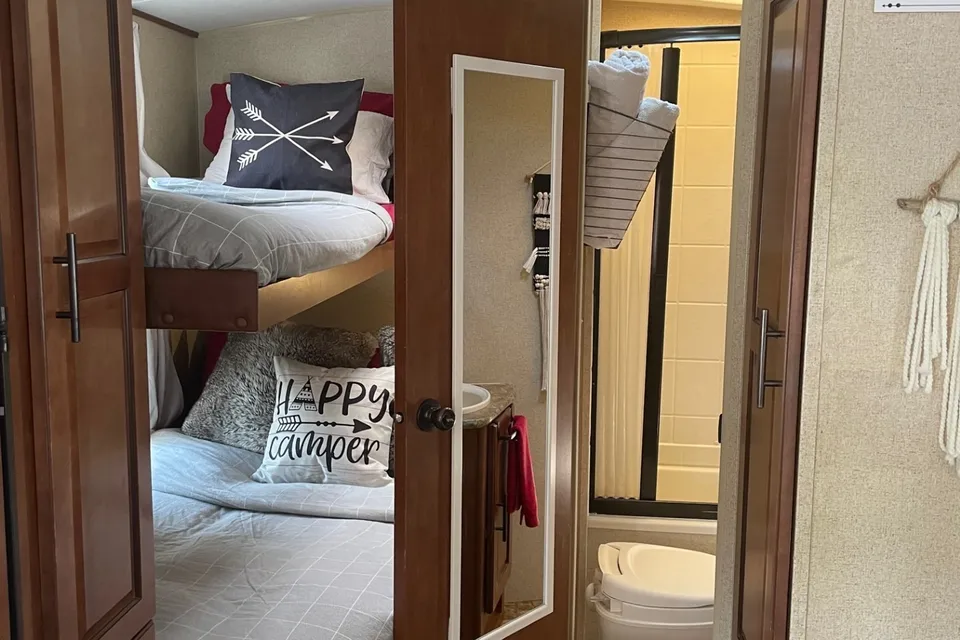 28ft Cabin Comfy with Slide Out and Bunks!