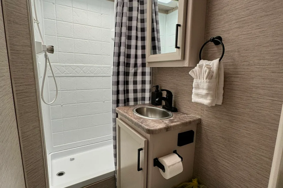 ROADRUNNER | Easy-to-Drive Class C | Sleeps 5