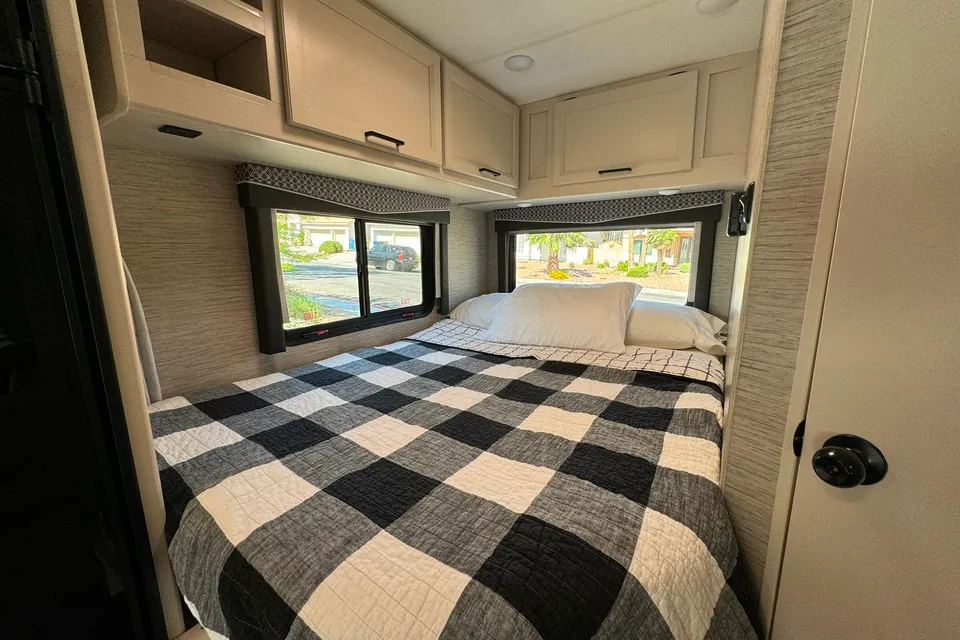 ROADRUNNER | Easy-to-Drive Class C | Sleeps 5