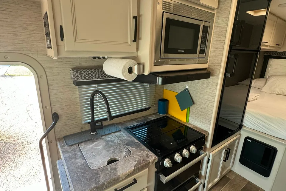 ROADRUNNER | Easy-to-Drive Class C | Sleeps 5