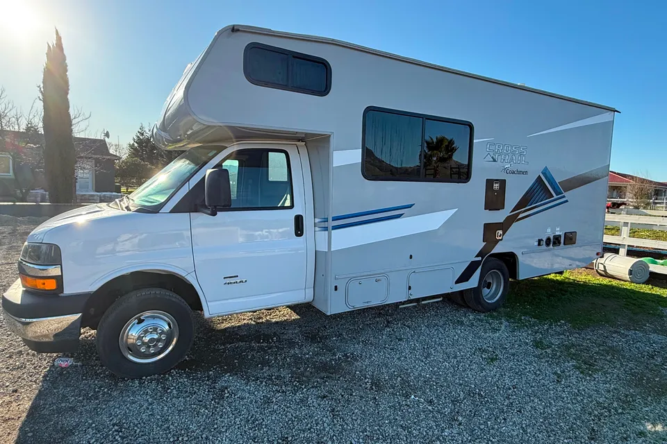 Sleep 6 - Family Fun RV Coachmen Cross Trail Class C