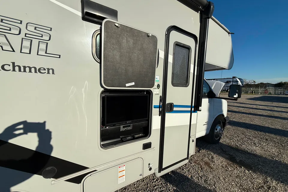 Sleep 6 - Family Fun RV Coachmen Cross Trail Class C