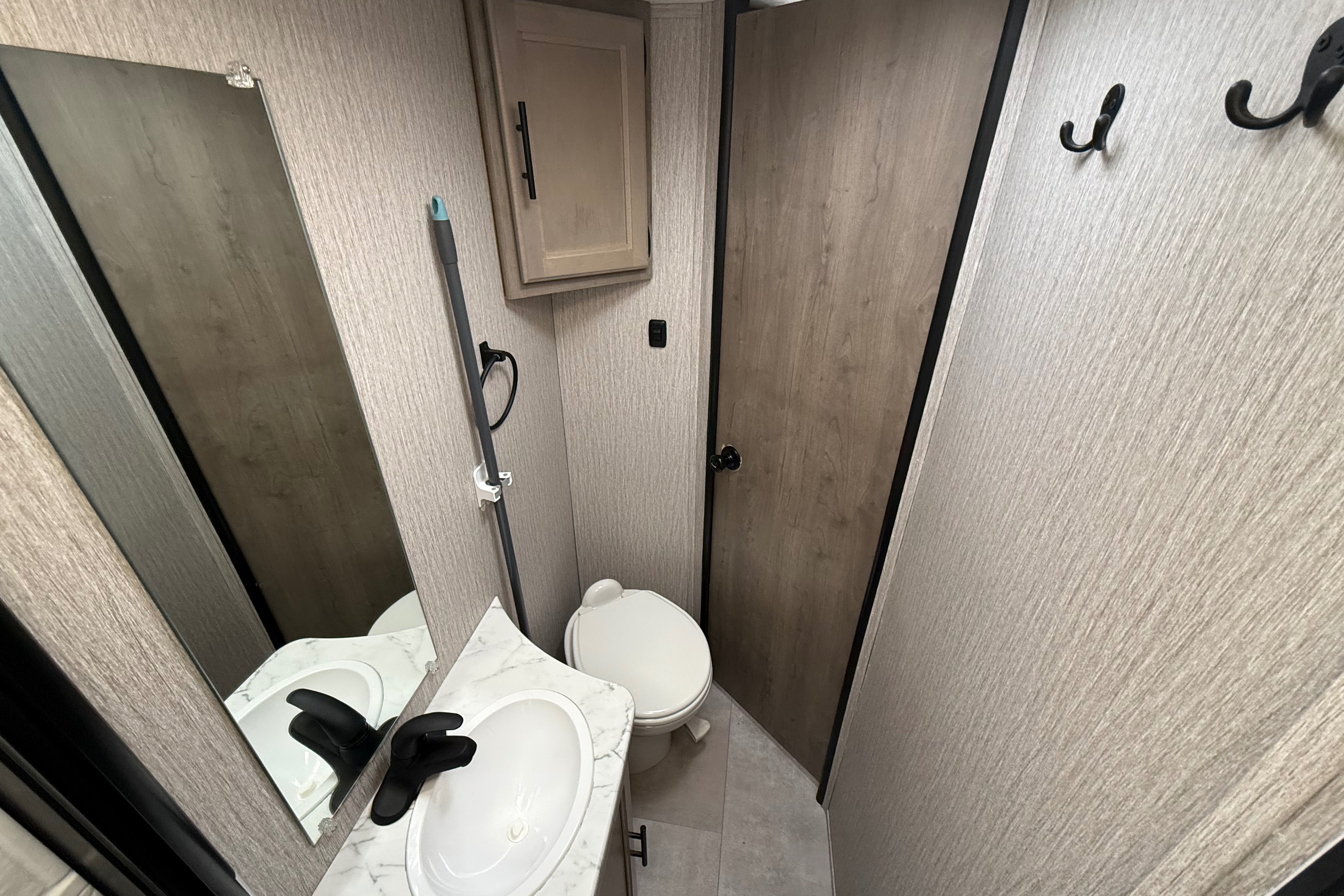 Sleep 6 - Family Fun RV Coachmen Cross Trail Class C