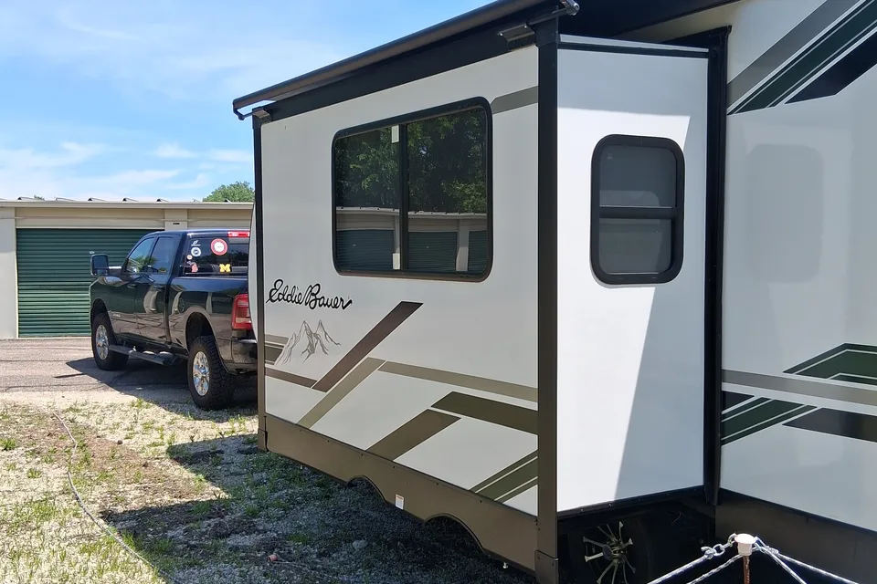 Mike's Eddie Bauer Signature 2300RB Travel Trailer