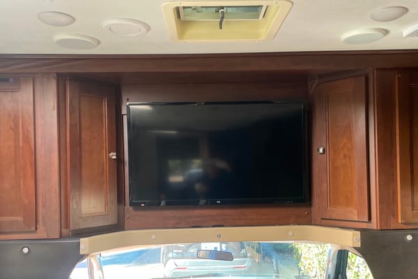 32ft Class C RV Fully Stocked-Kid and Pet Approved-Just bring your Clothes and Toiletries