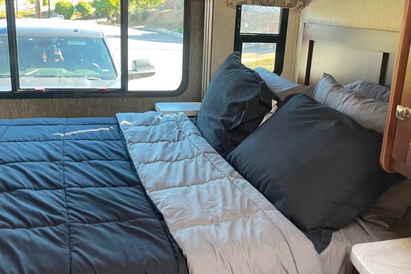 32ft Class C RV Fully Stocked-Kid and Pet Approved-Just bring your Clothes and Toiletries