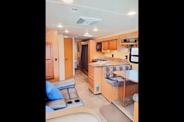 Conor's Winnebago Vista Class A