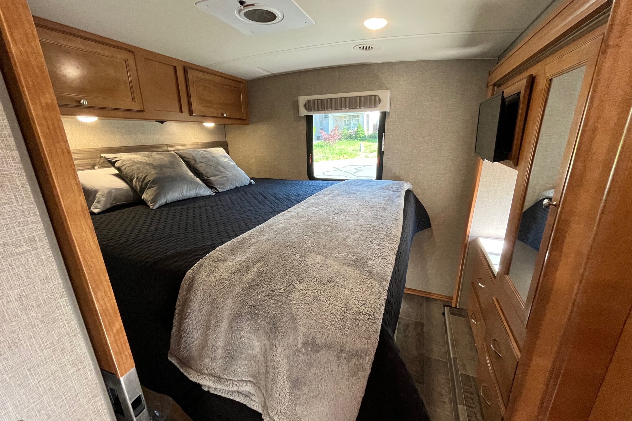 Gus the Bus-Winnebago Vista-KING bedroom, Bunk Beds and Queen Loft *ONBOARD WIFI*