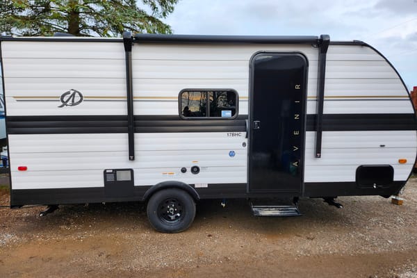 Blair's Avenir 17BHC Travel Trailer