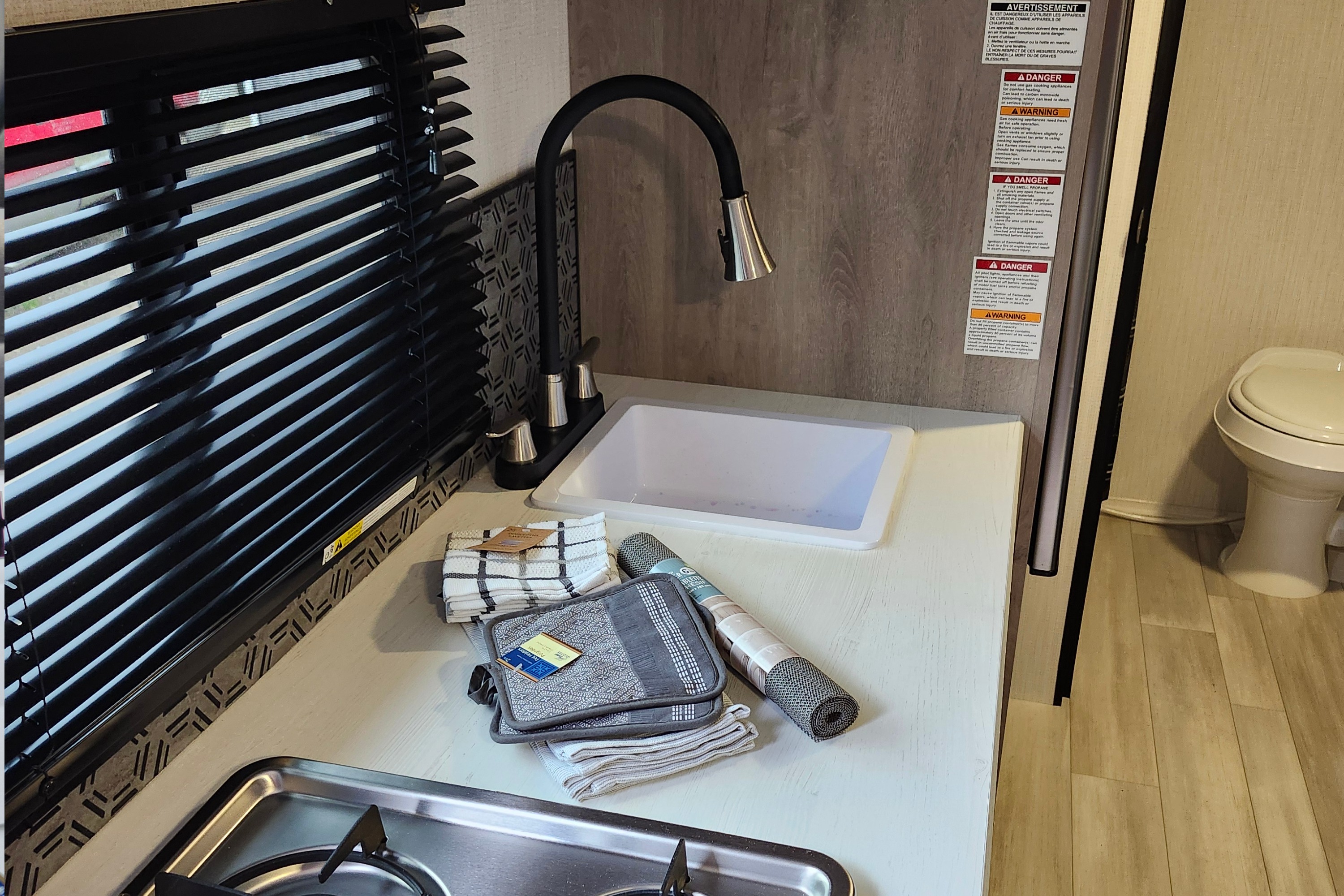 Blair's Avenir 17BHC Travel Trailer