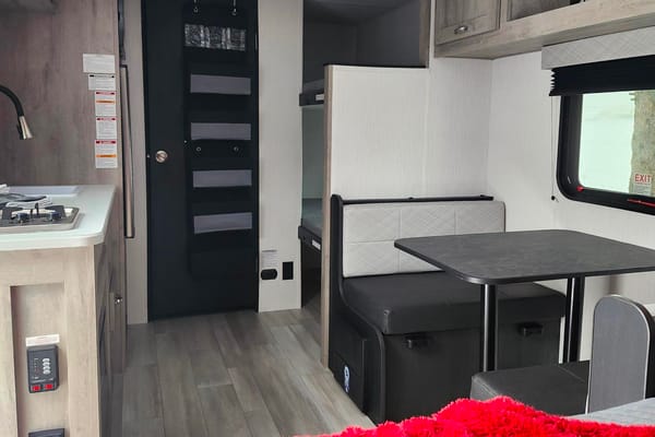 Blair's Avenir 17BHC Travel Trailer