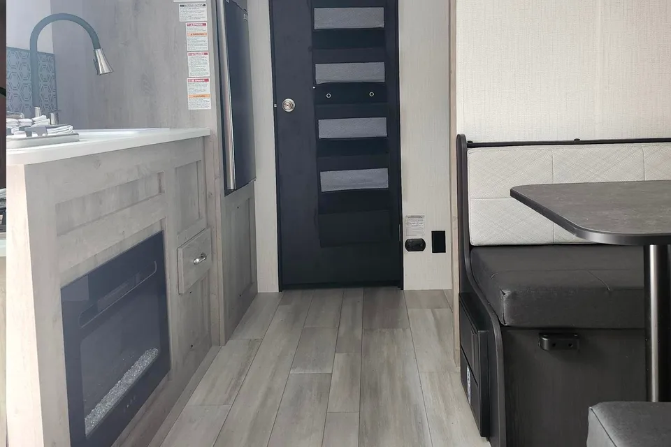 Blair's Avenir 17BHC Travel Trailer