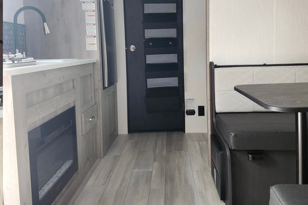 Blair's Avenir 17BHC Travel Trailer