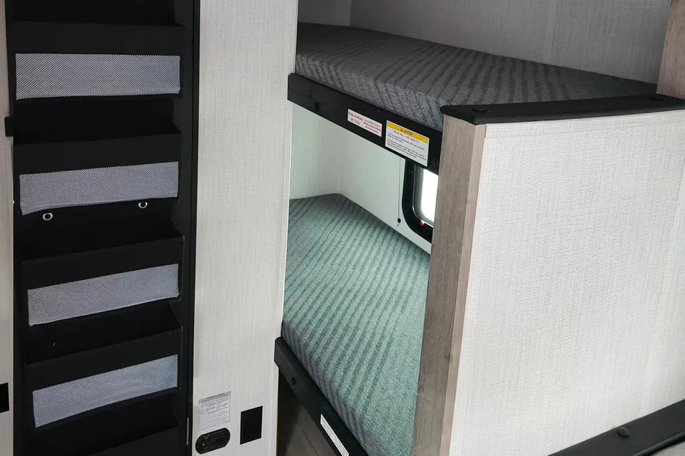 Blair's Avenir 17BHC Travel Trailer