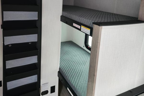 Blair's Avenir 17BHC Travel Trailer