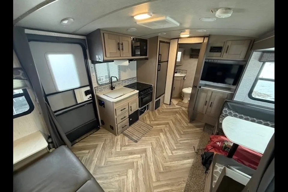 Happy Camper Shadow Cruiser 193MBS – Easy Tow, Fully Equipped