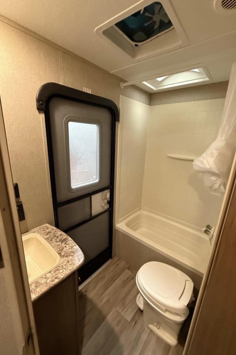 Chase's Dutchmen Aspen Trail 2810 30 4YDT28120GY922234 BH – Body Type Travel Trailer