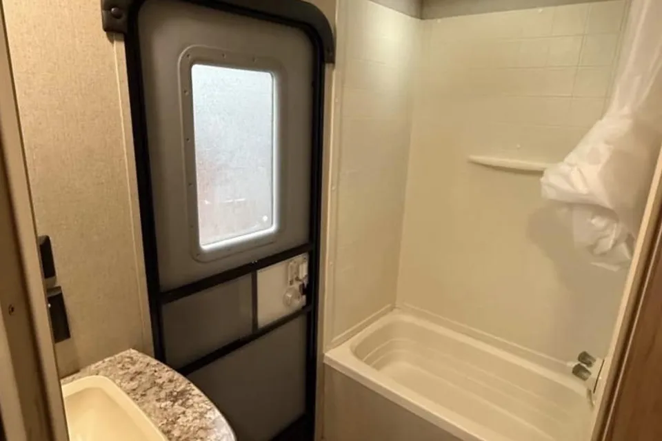 Chase's Dutchmen Aspen Trail 2810 30 4YDT28120GY922234 BH – Body Type Travel Trailer