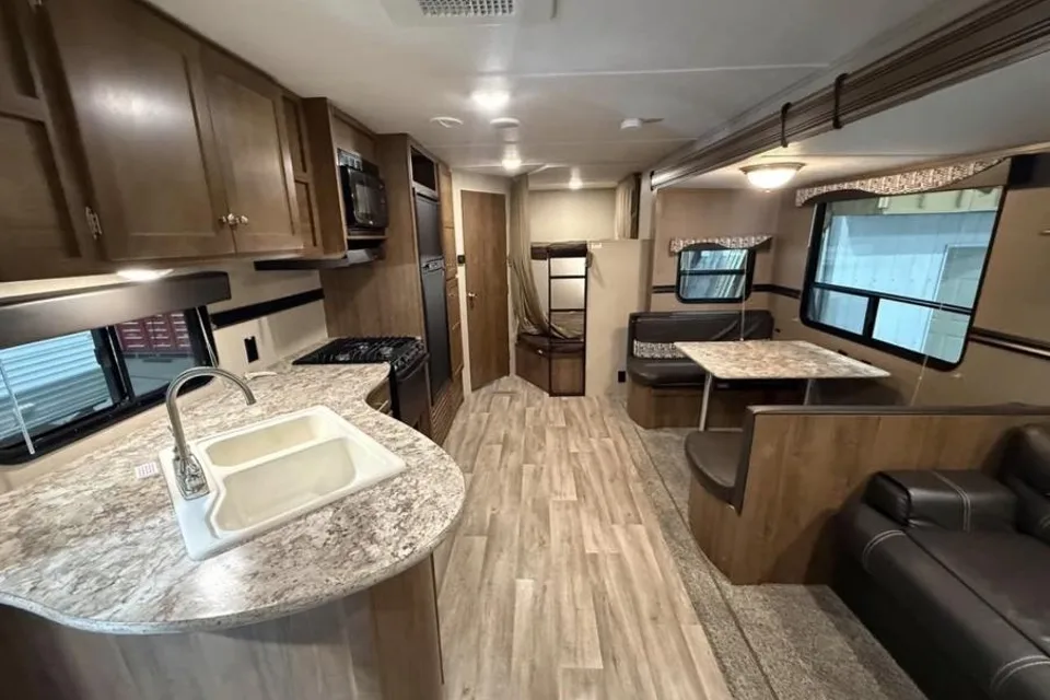 Chase's Dutchmen Aspen Trail 2810 30 4YDT28120GY922234 BH – Body Type Travel Trailer