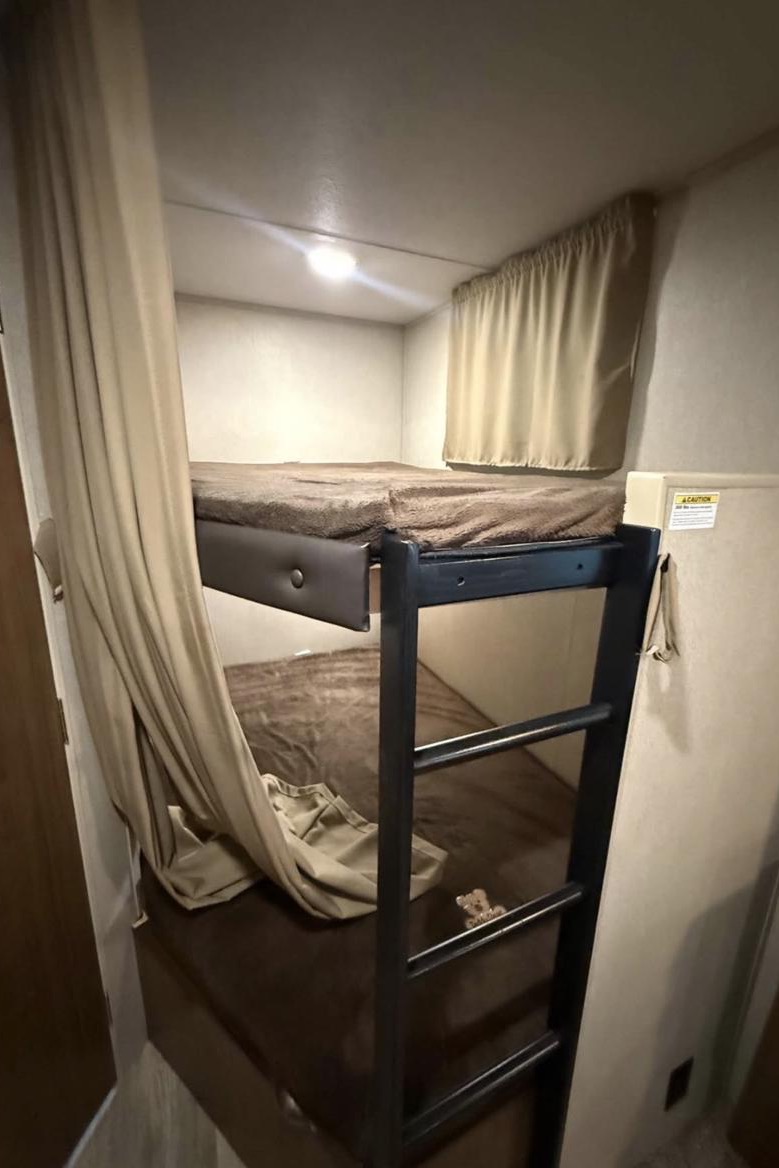 Chase's Dutchmen Aspen Trail 2810 30 4YDT28120GY922234 BH – Body Type Travel Trailer