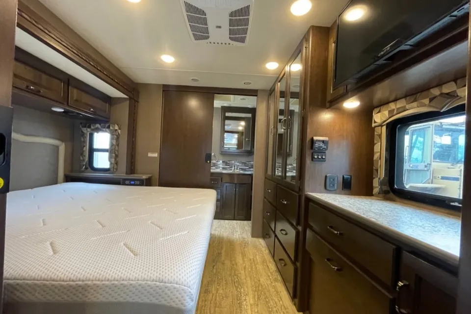Jimmy Thor Motor Coach Hurricane Classe A
