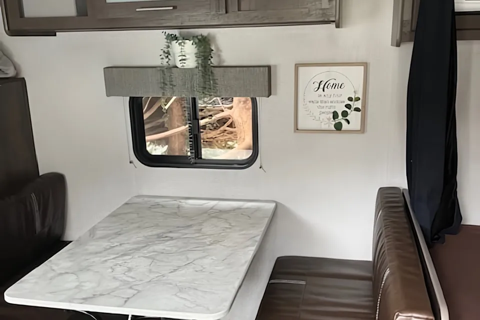Victor's Coleman 17b family Travel Trailer