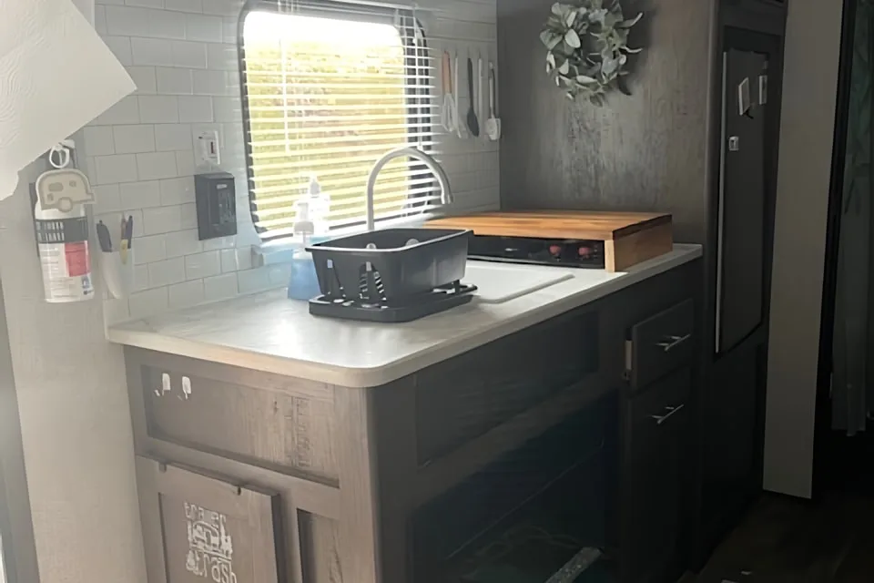 Victor's Coleman 17b family Travel Trailer