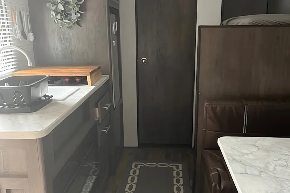 Victor's Coleman 17b family Travel Trailer