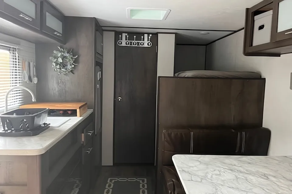 Victor's Coleman 17b family Travel Trailer