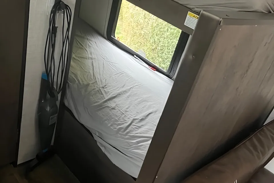 Victor's Coleman 17b family Travel Trailer