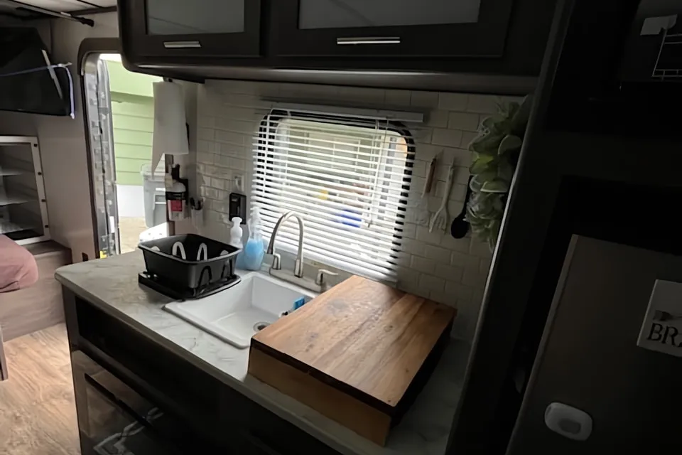 Victor's Coleman 17b family Travel Trailer