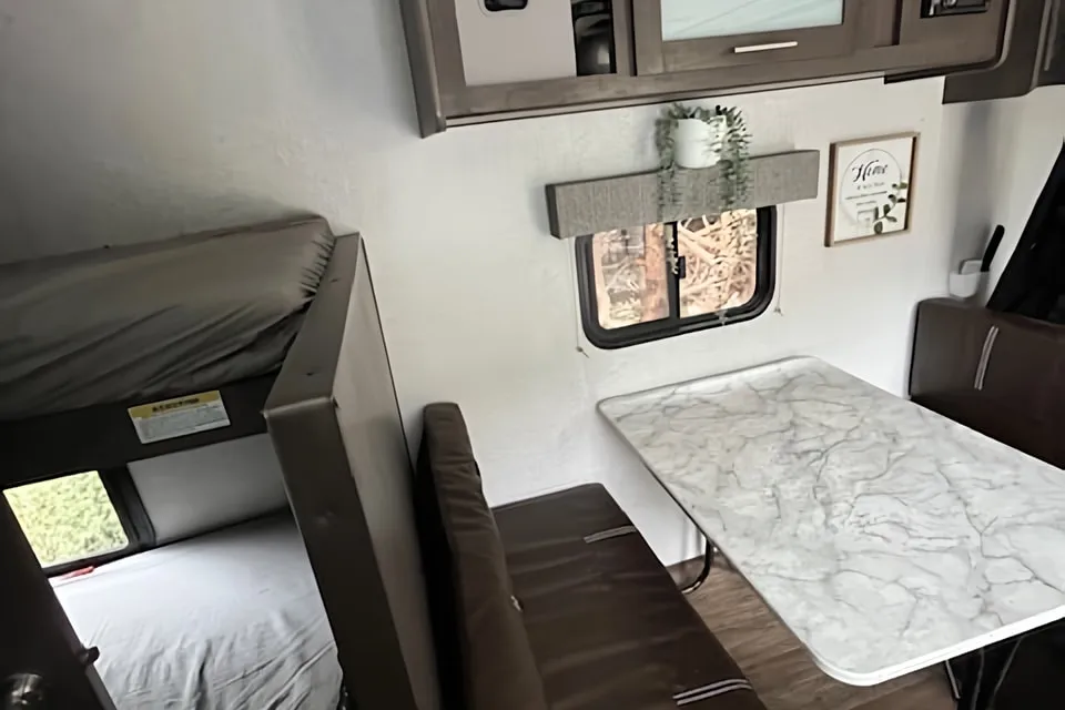 Victor's Coleman 17b family Travel Trailer